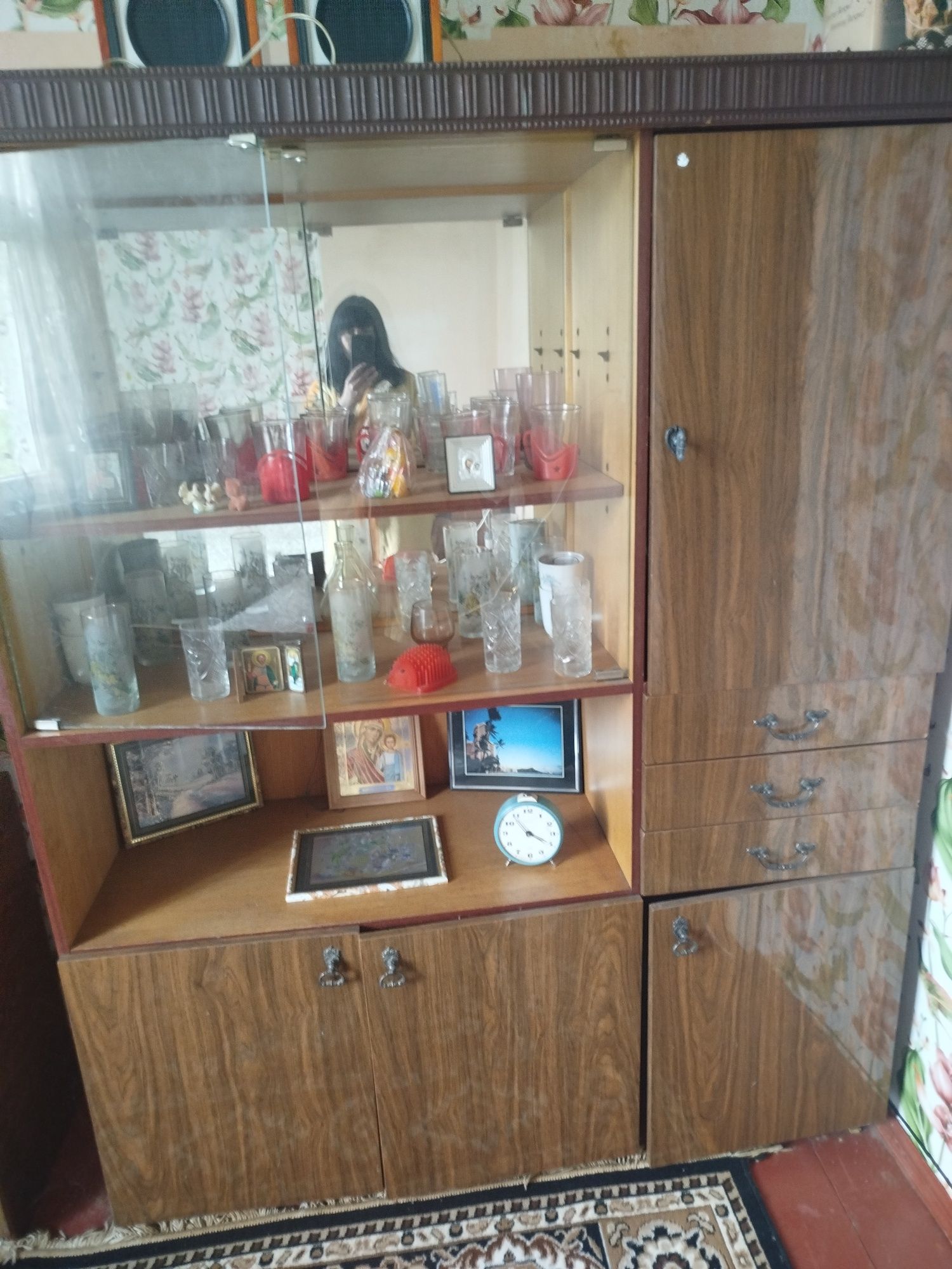 Продам сервант в вітальню