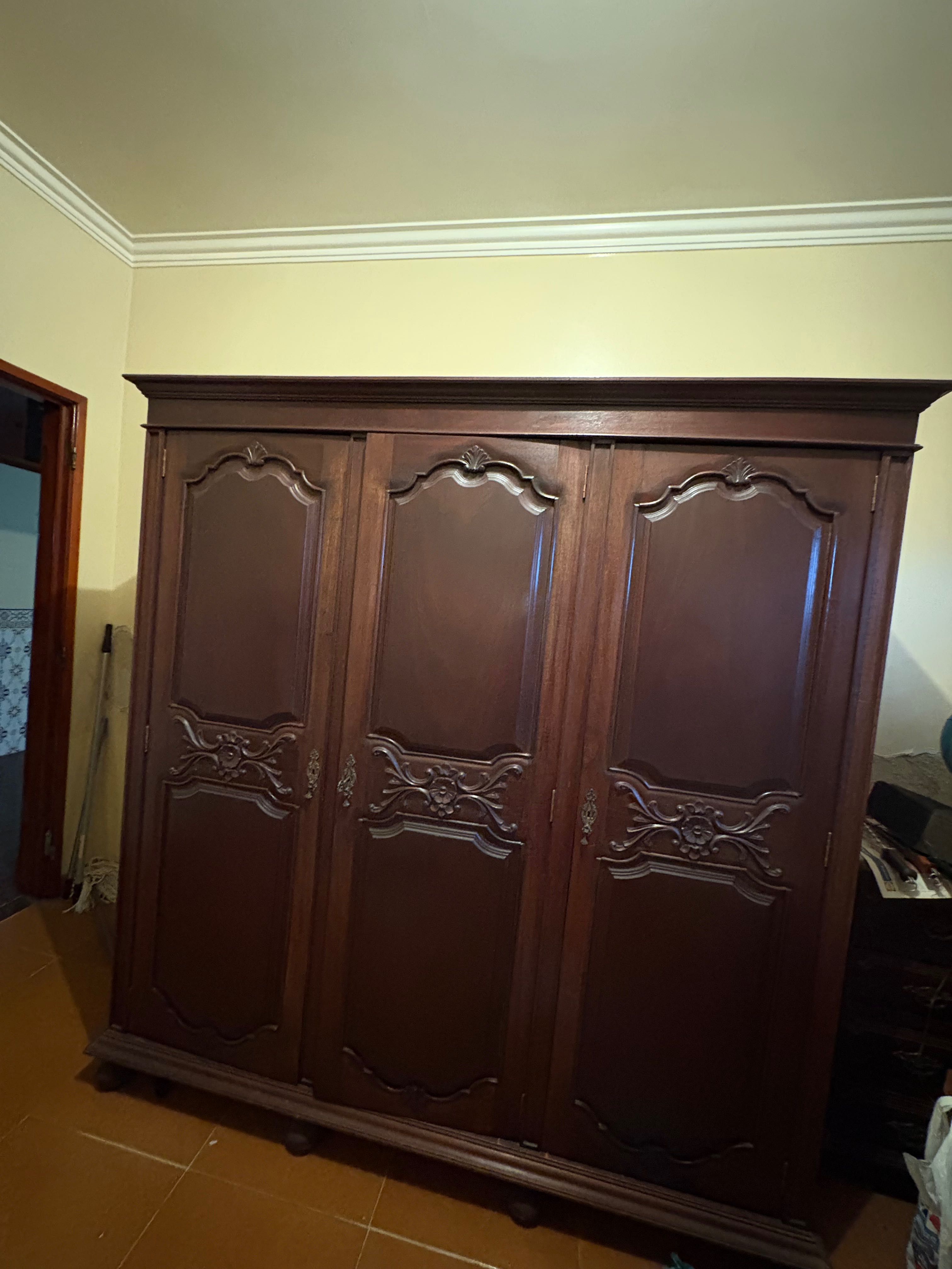 Conjunto Mobílias de Madeira Antiga ( Descrição )