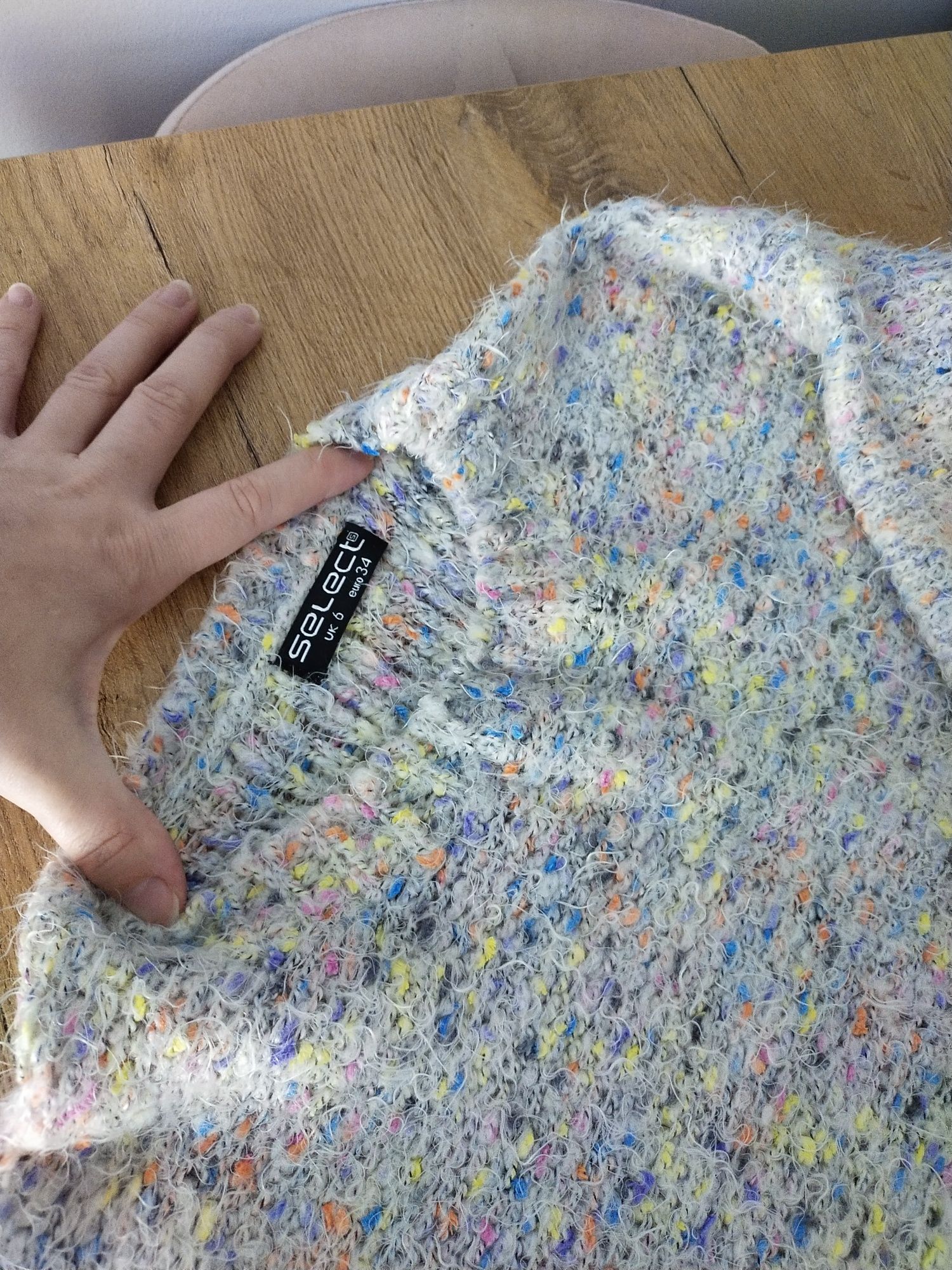 Kolorowy sweterek dziewczęcy r 34