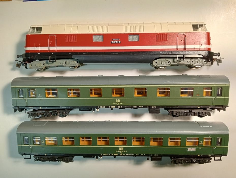 Kolejka H0 - zestaw - lokomotywa i dwa wagony Piko , Roco, Schicht.