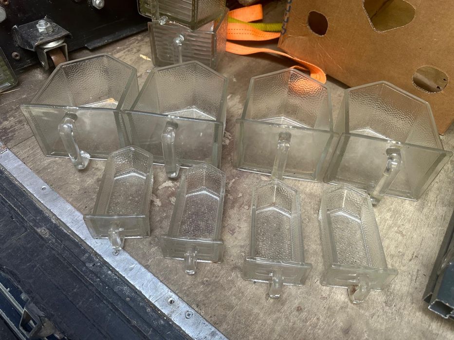 Szklany zestaw pojemników  do kredensu