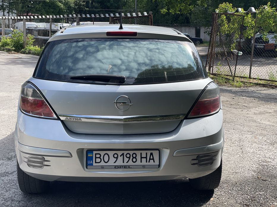 Opel astra 2011 рік автомат 1,6
