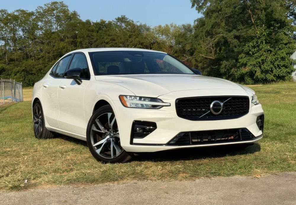 Volvo S60 B5 Core Dark Theme      2024