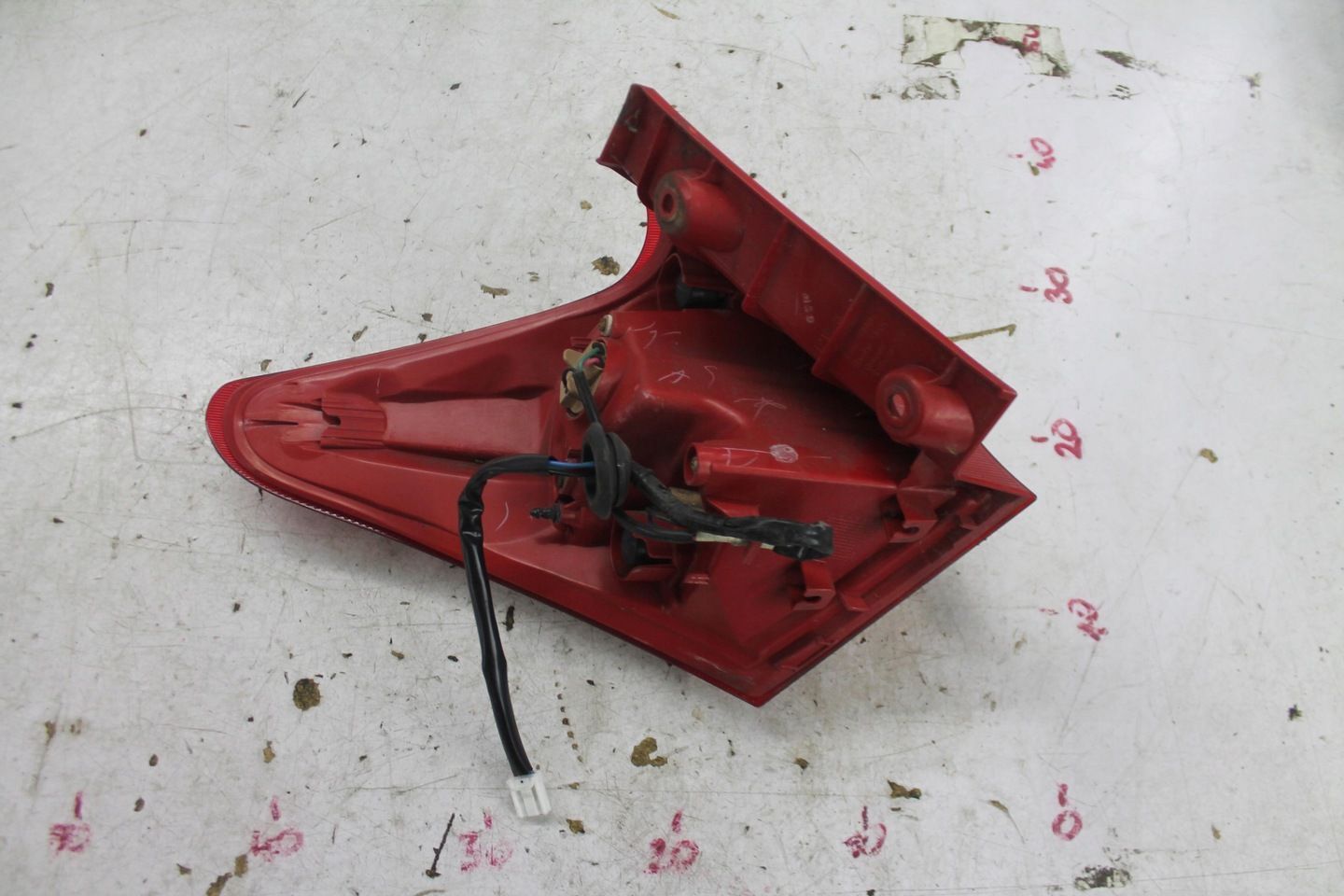 LAMPA PRAWY TYŁ TYLNA TOYOTA AURIS II E18 HB 12-15