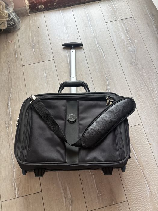 Продам валізу на колеснятах для подорожей дуже зручна  . Компактна .