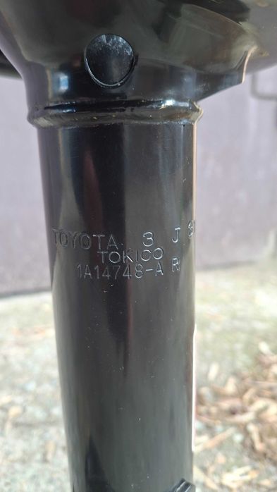 Амортизатор TOYOTA CAMRI 50/55. Задній правий