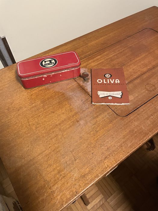 Maquina de costura OLIVA a funcionar