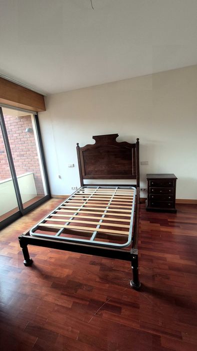 Cama com estrado e 1 mesinha