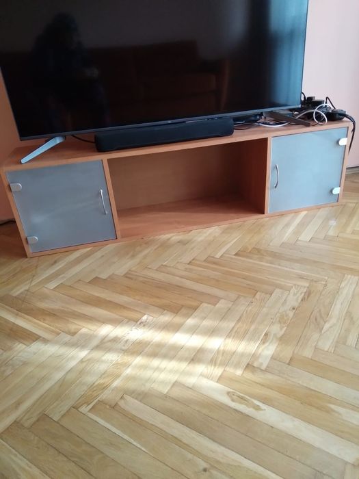 Drewniane półki wiszące częściowo że  szklem.