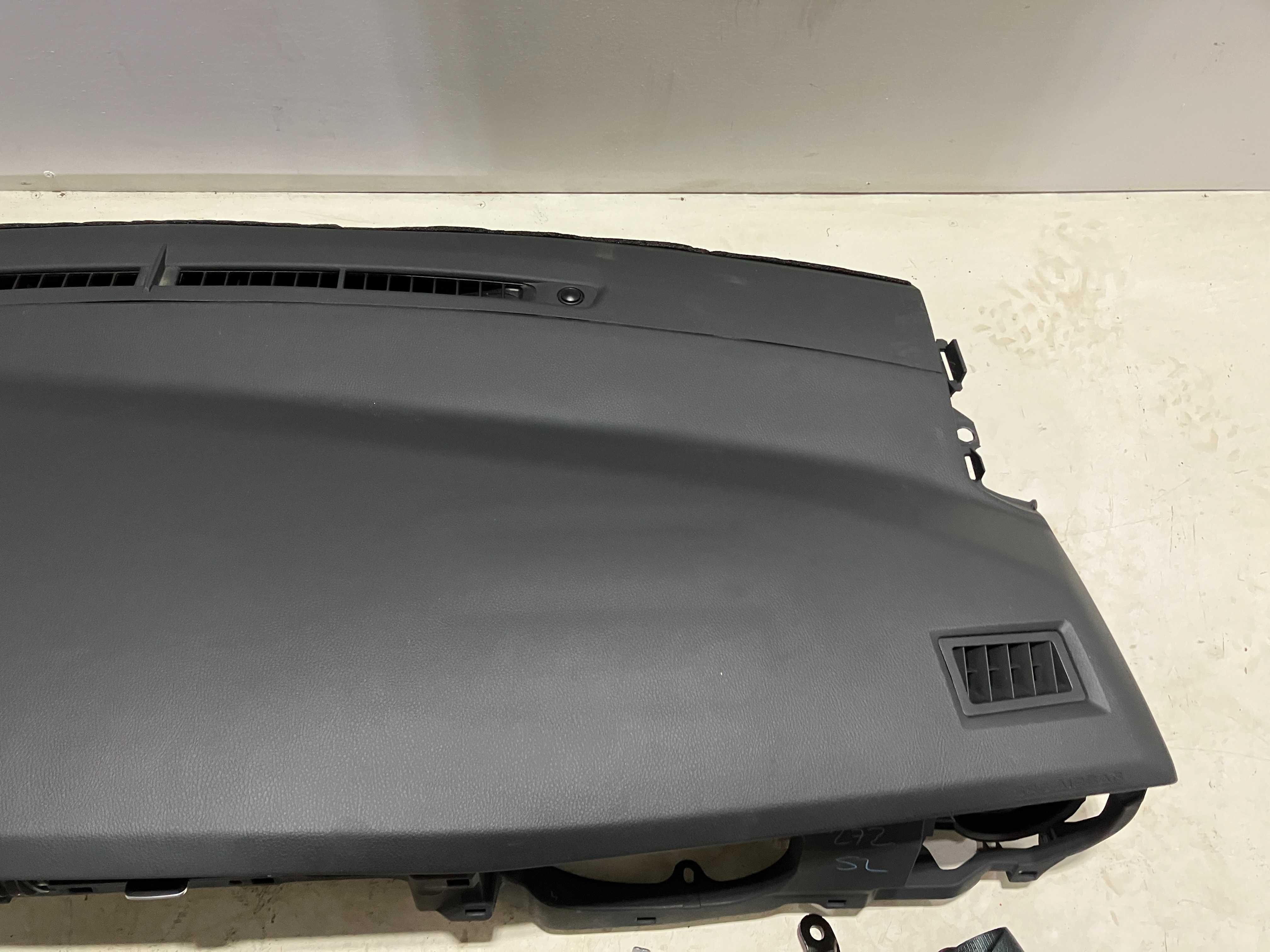 Toyota Auris II lift hatchback HB konsola komplet airbag podsufitka