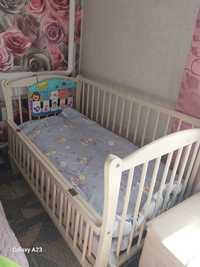 Дитяче ліжечко для немовлят. Кроватка з маятником