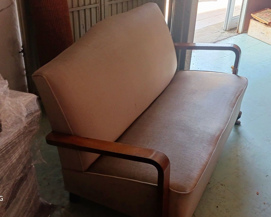 Sofa com braços em madeira