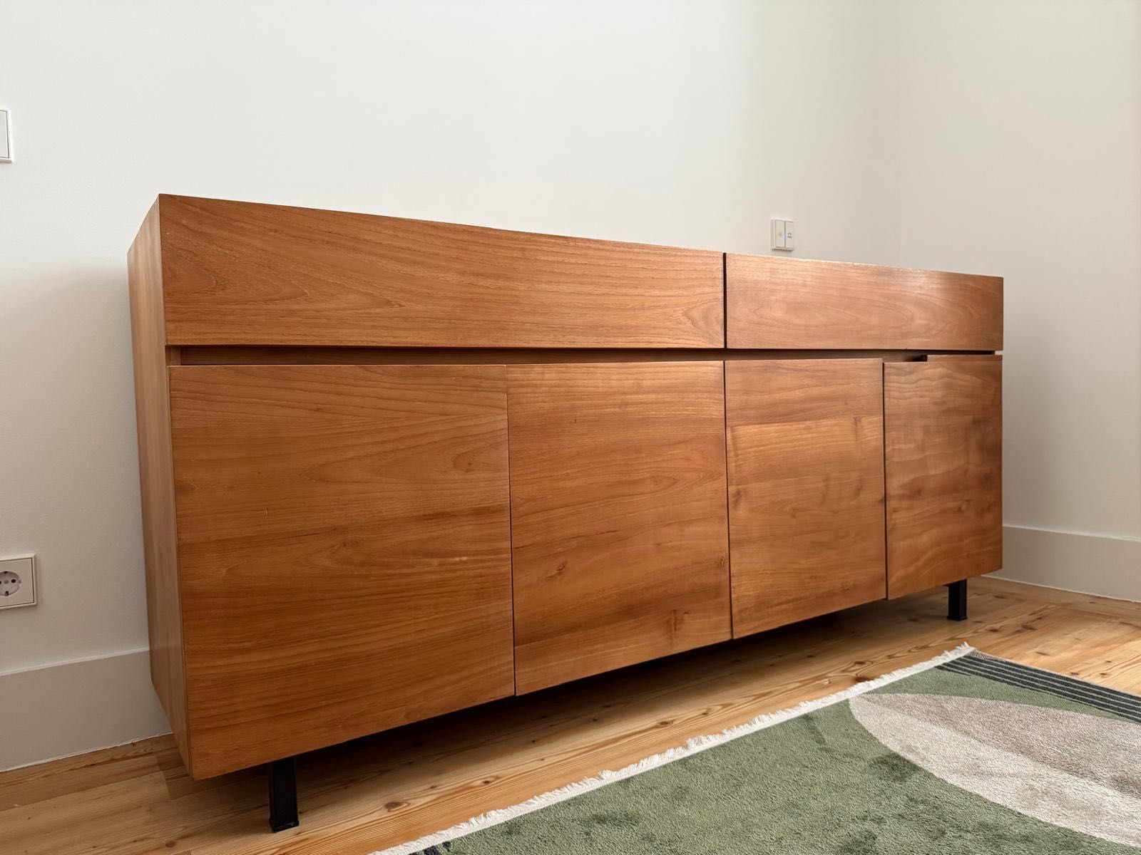 Aparador/Buffet em Carvalho - Design Moderno