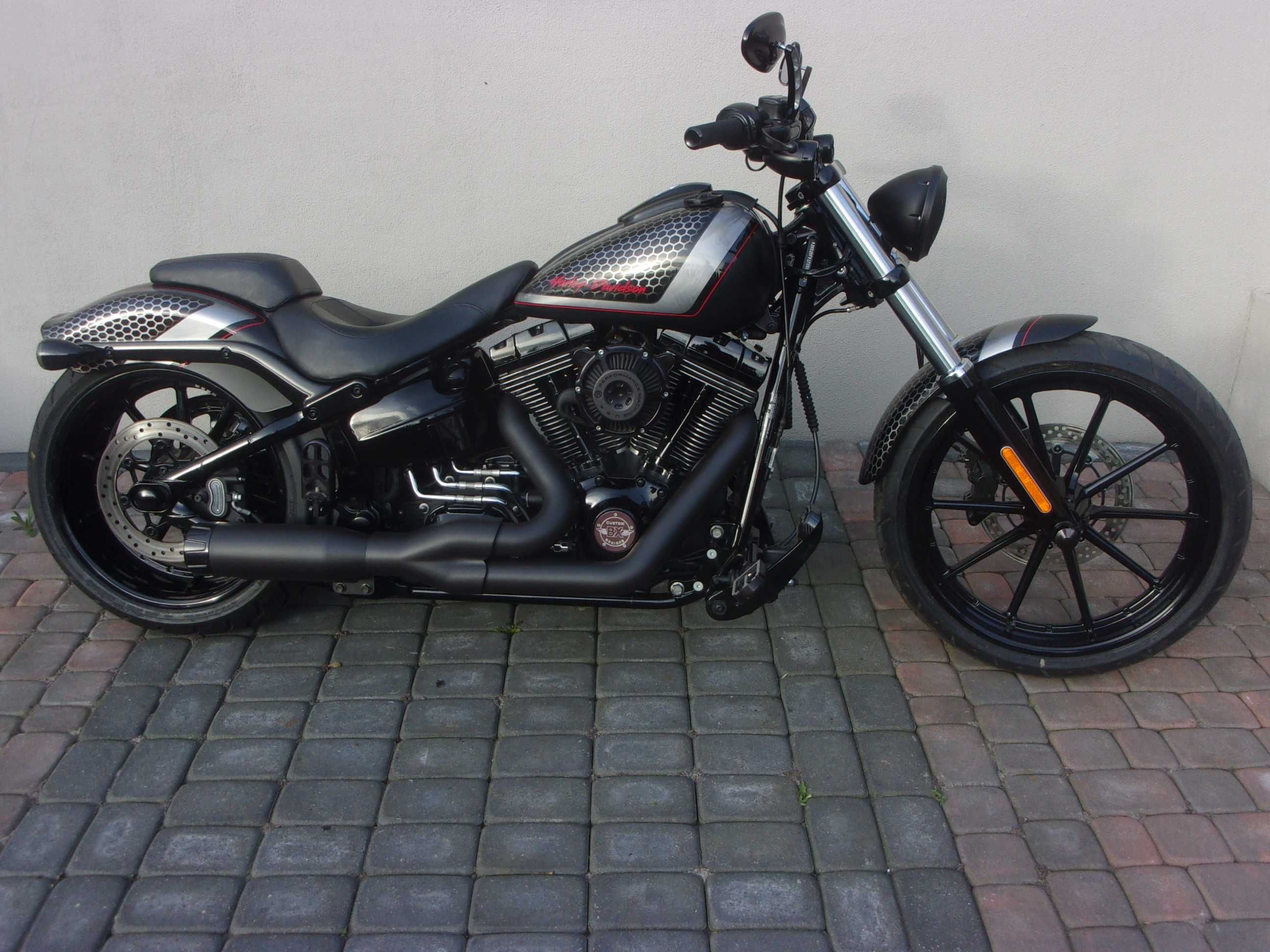 Harley-Davidson FXSB Breakout, Softail, fat boy, 27 tys.zł.ma na sobie