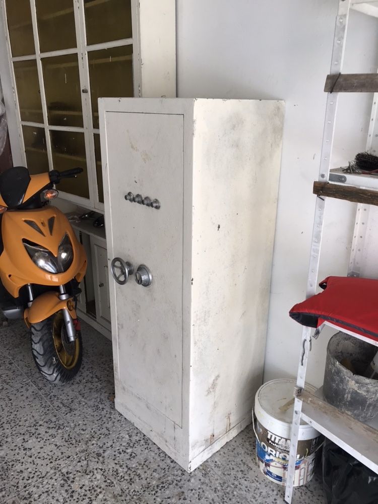 Cofre metálico com codigo