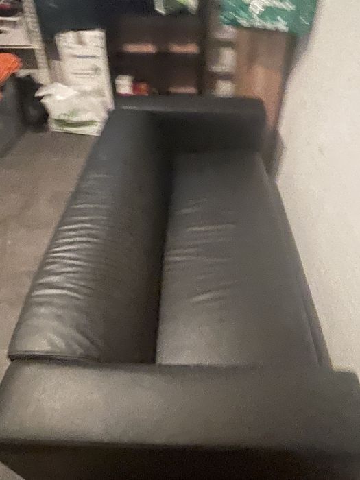 Sofá preto em pele sintetica