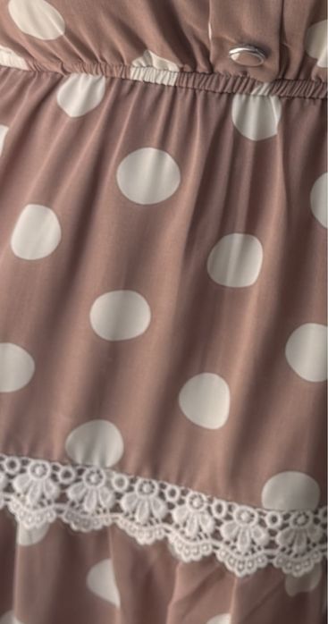 Retro sukienka w grochy pudrowy róż z falbanką wiązana koktajlowa