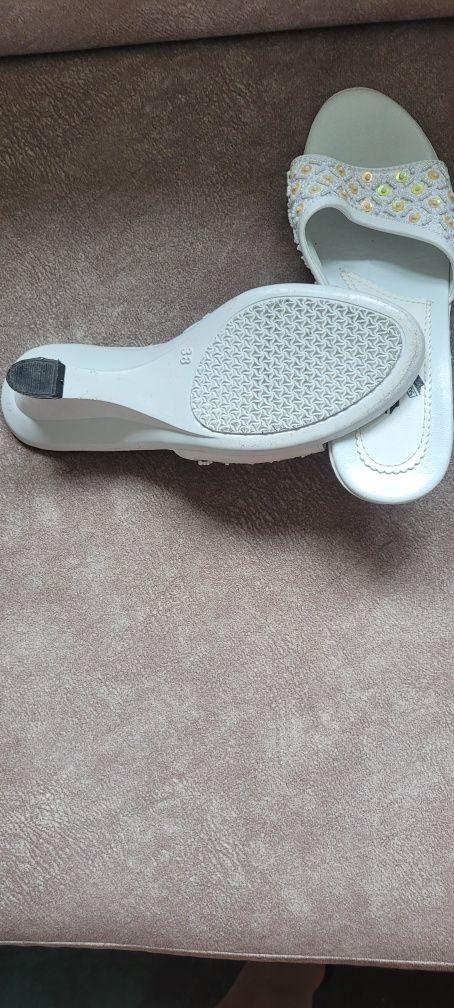 Buty klapki, nowe wykonczone małymi ozdobami na przodzie buta.