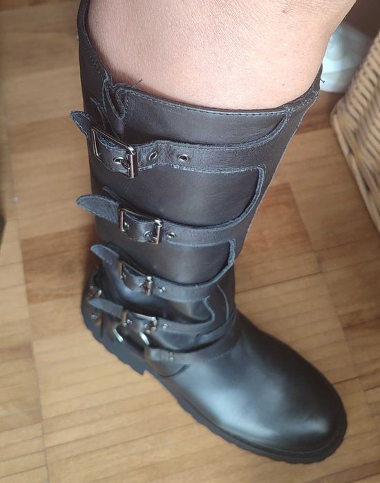 Botas pele, cano alto estilo motard marca Carmela
