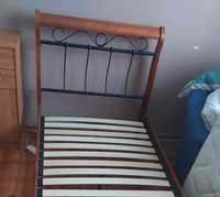 Łóżko drewniane z metalowymi wstawkami