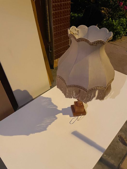 Luminária Vintage - Base Marmorizada e Abat-jour – Elegância Clássica