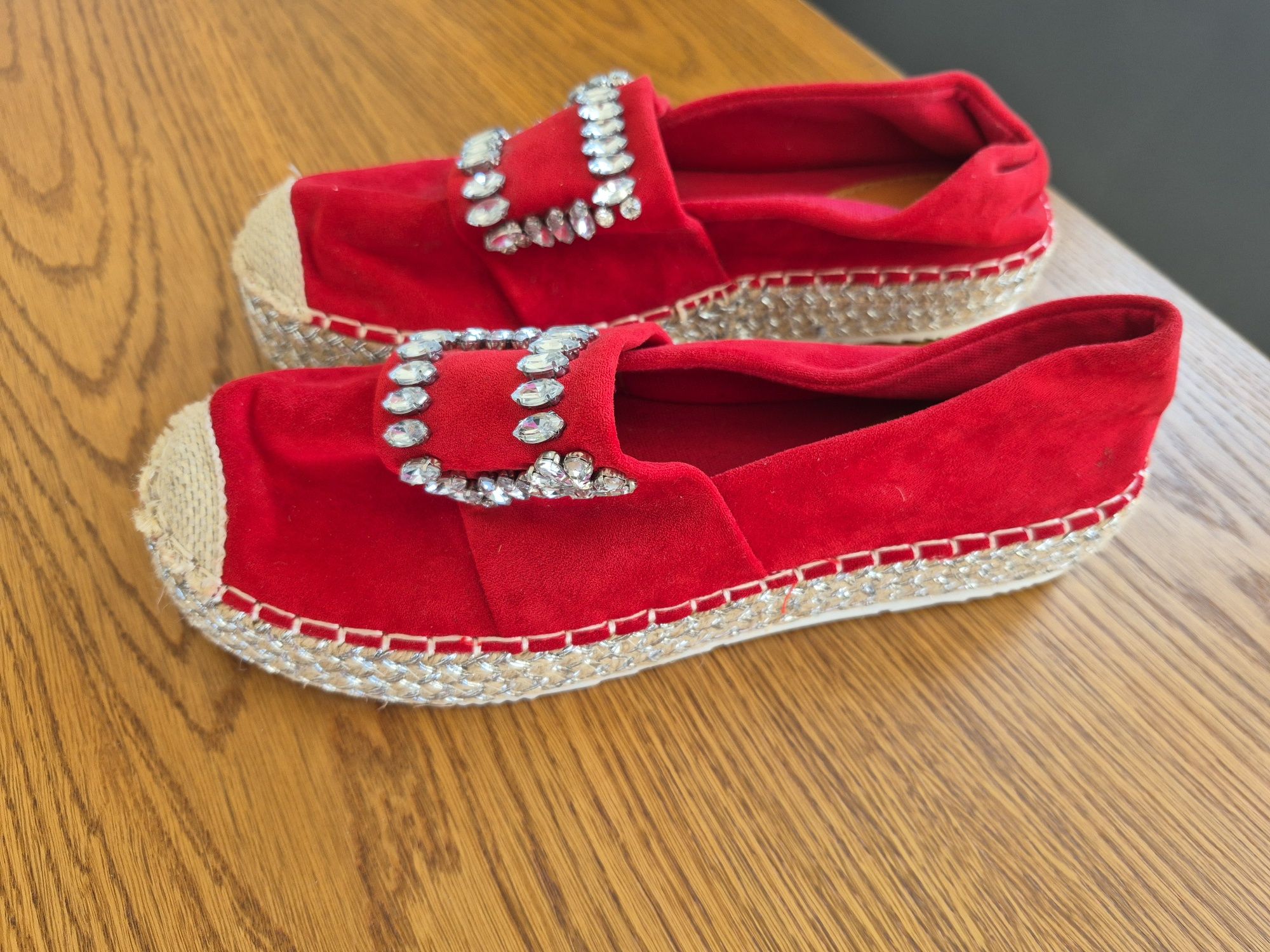 Buty wiosenne czerwone