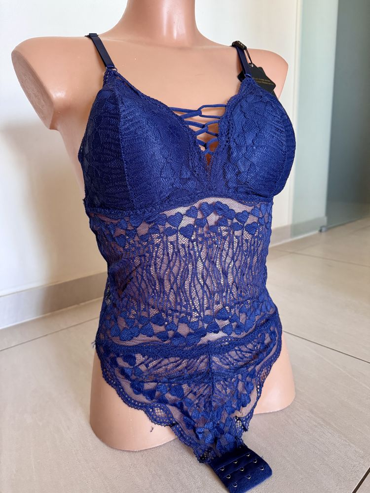 Nowe koronkowe body z usztywnianymi miseczkami