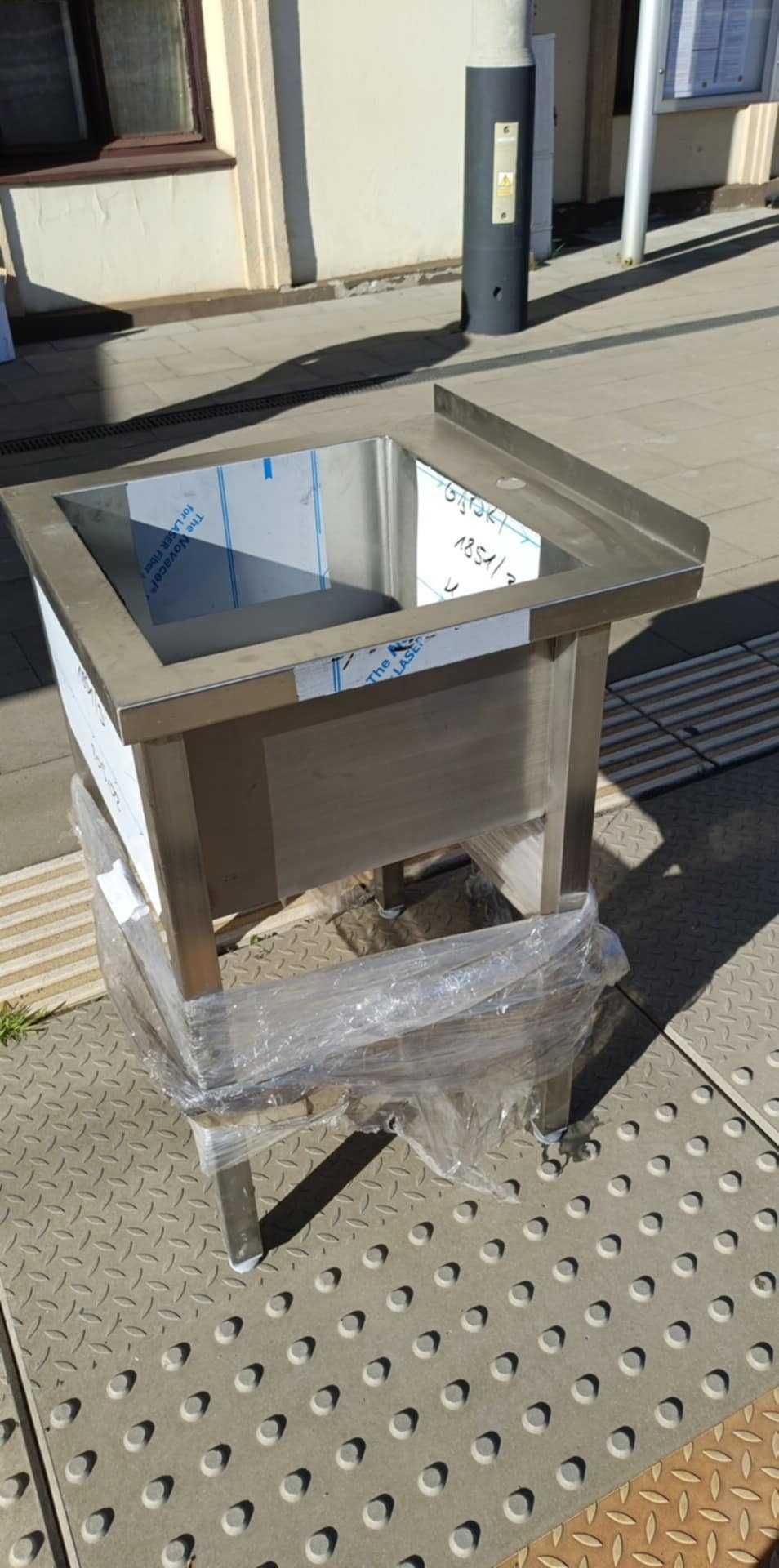 Pojedynczy zlewozmywak ze stali nierdzewnej