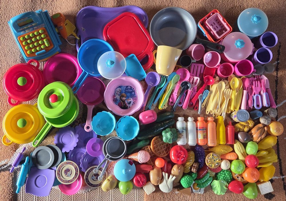 Zestaw zabawkowych garnków, warzyw, owoców