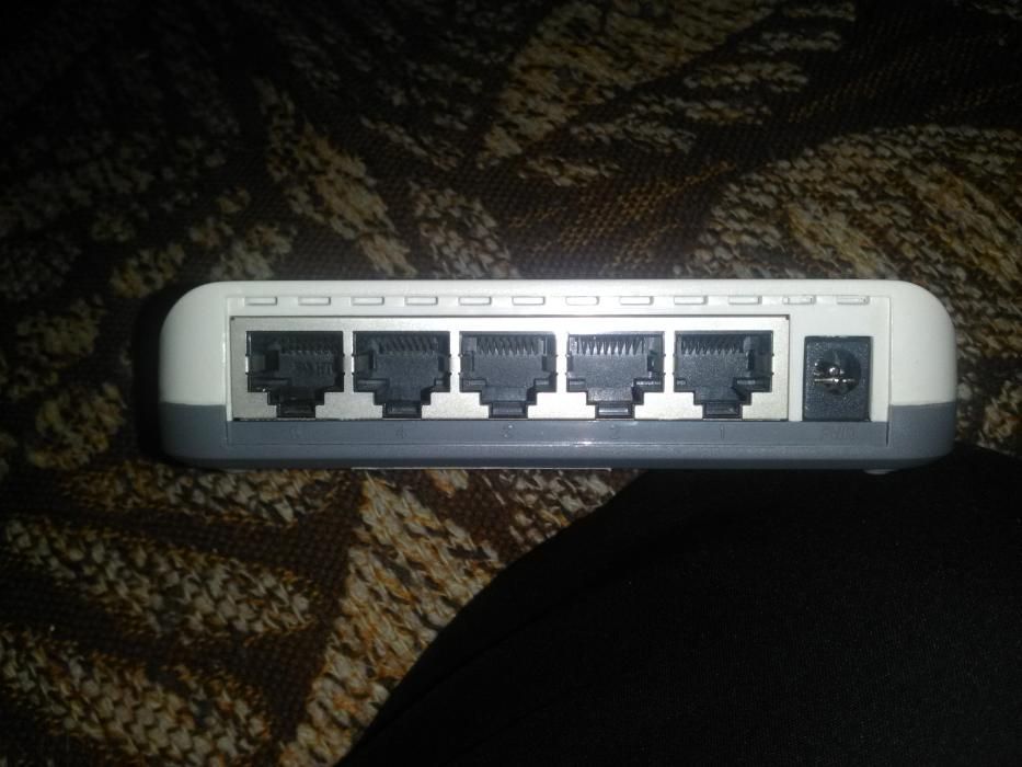 50Edimax ES-3205P fast ethernet switch