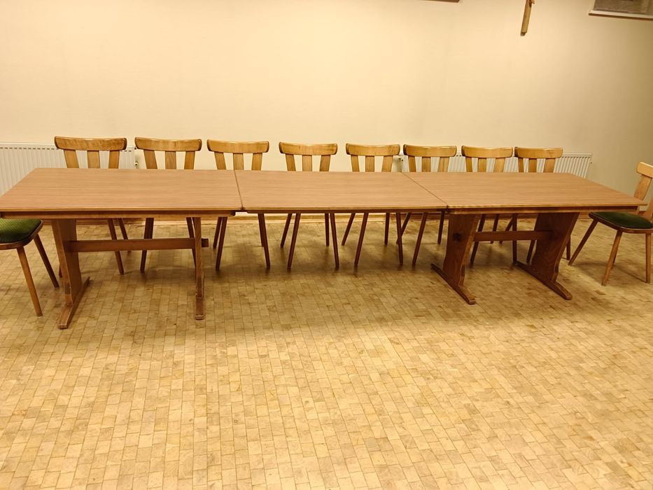 Stoły i krzesła drewniane