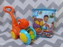 Zabawki dla niemowlaka: pchacz Tomy dinozaur + klocki Mega bloks torba