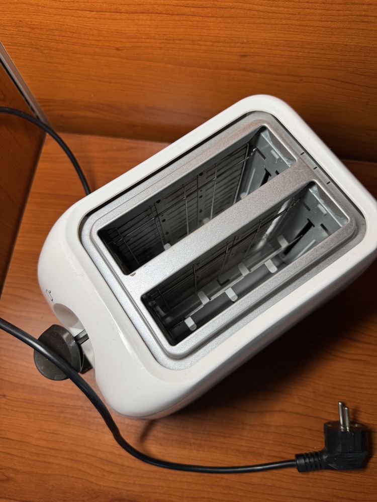 Тостер Tefal DELFINI WHITE TT130130. 700 грн. З функією розморозки
