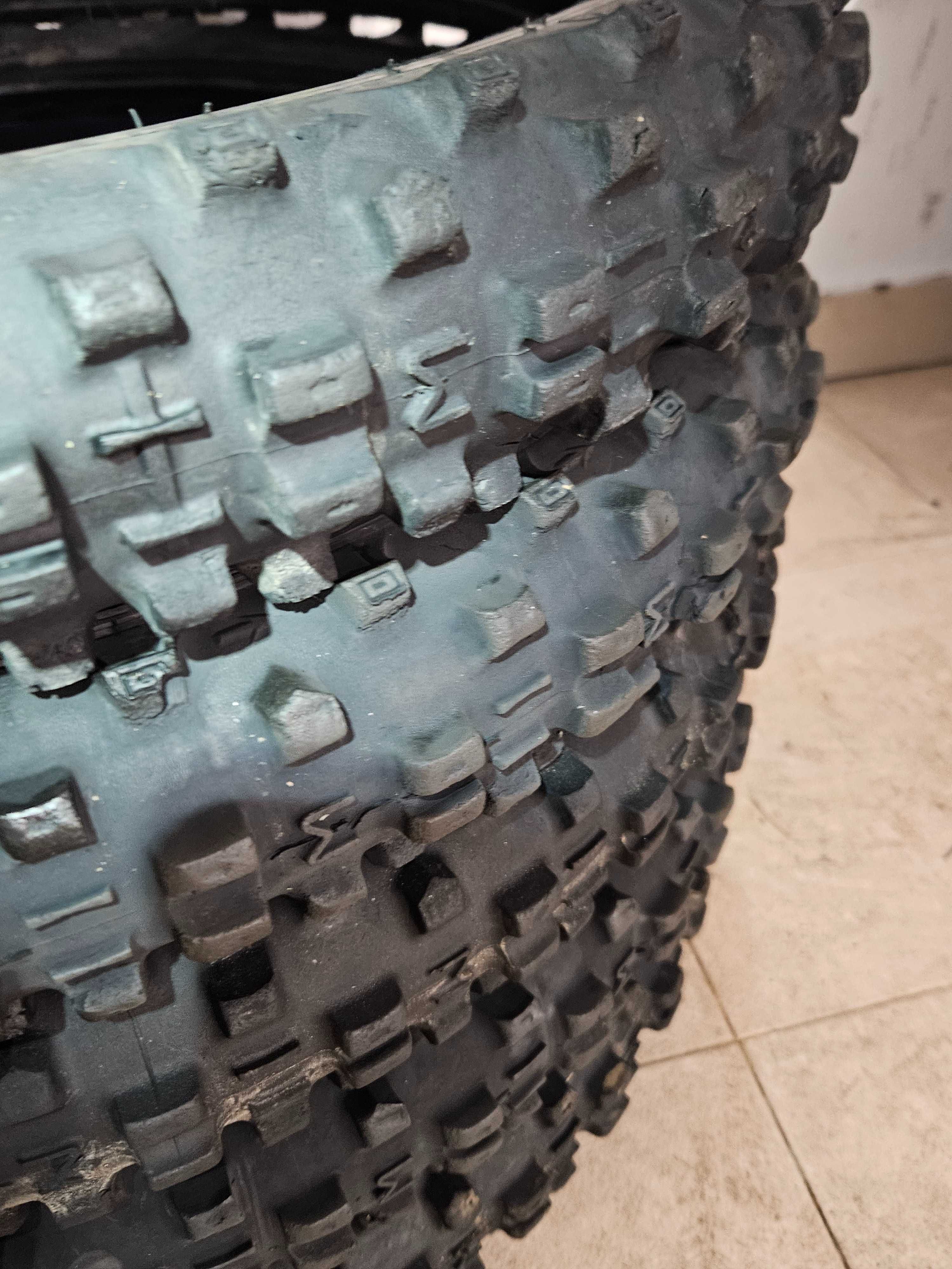 Pneus enduro frente Michelin e Metzeler