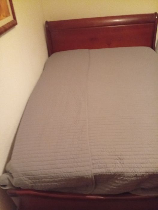 Cama de casal em madeira