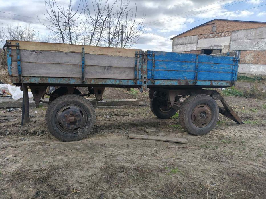 Прицем на 6 тон бортовий в нормальному стані