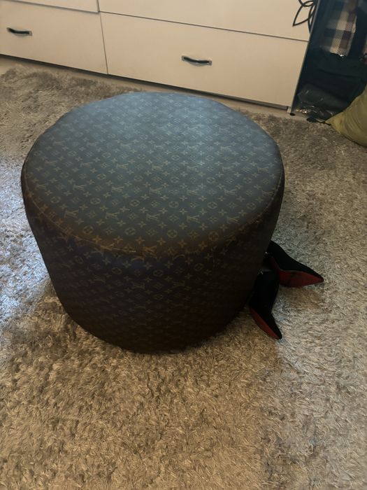 Pufa duza z monogtamem LV