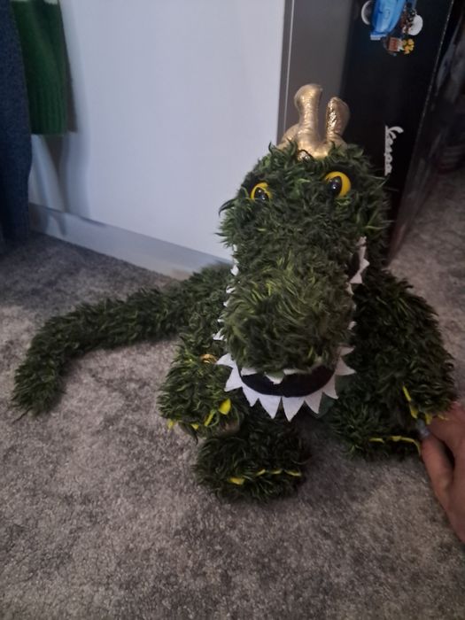 Pluszowy krokodyl z koroną