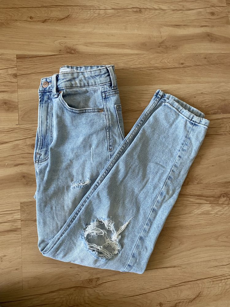 Niebieskie Jeansowe spodnie z dziurami stradivarius mom jeans r 36