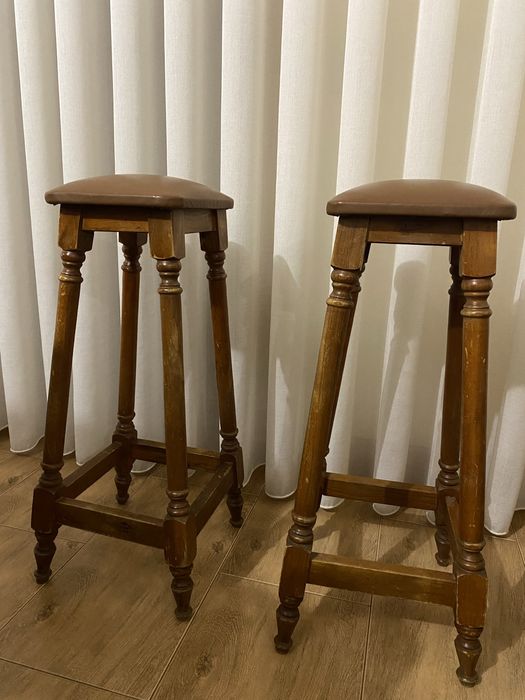 2 bancos altos castanhos