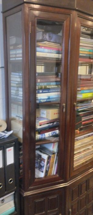 Armário de pau rosa com portas de vidro