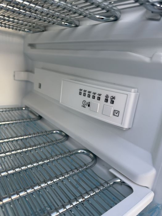 Морозильна камера Elektrolx EUC26255W