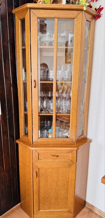 Witryna dębowa narożna.