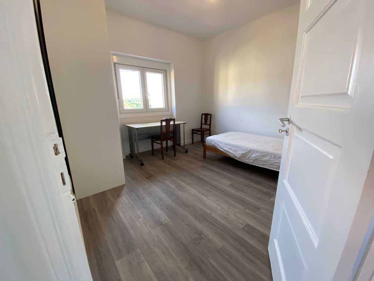 Alugam-se quartos em moradia Caselas/Restelo com jardim