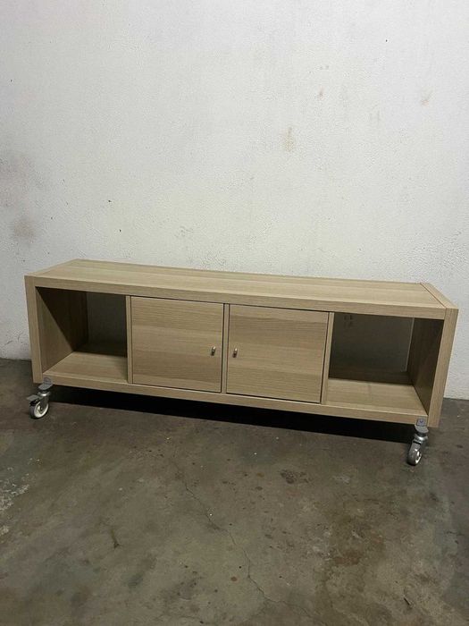 Movel TV ikea com portas e rodas