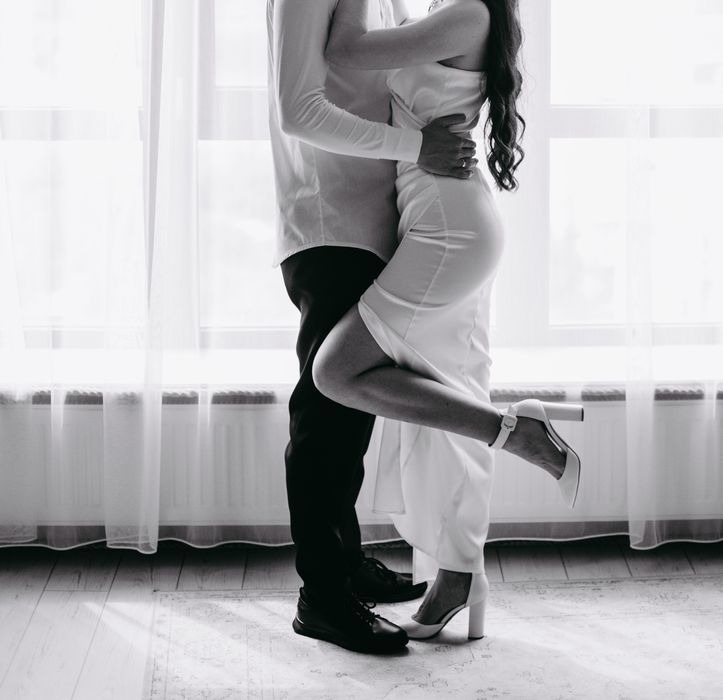 Біла довга сукня