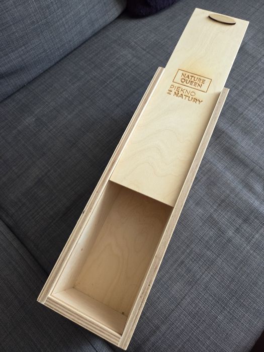 Drewniana skrzynka pojemnik na wino na prezent