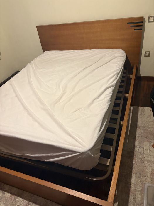Cama de casal em bom estado