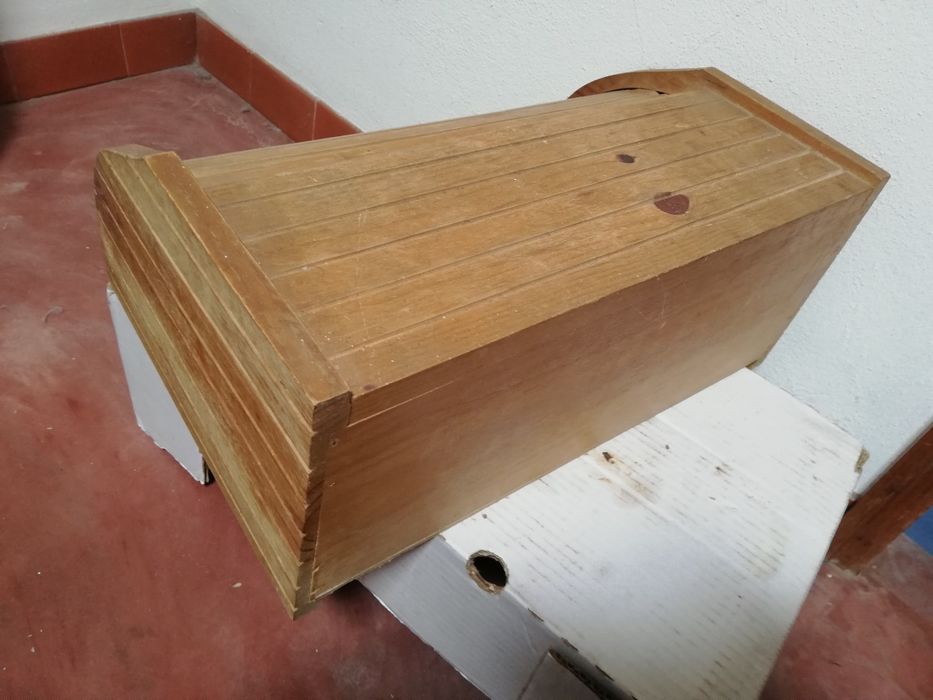 Caixa de pão em madeira