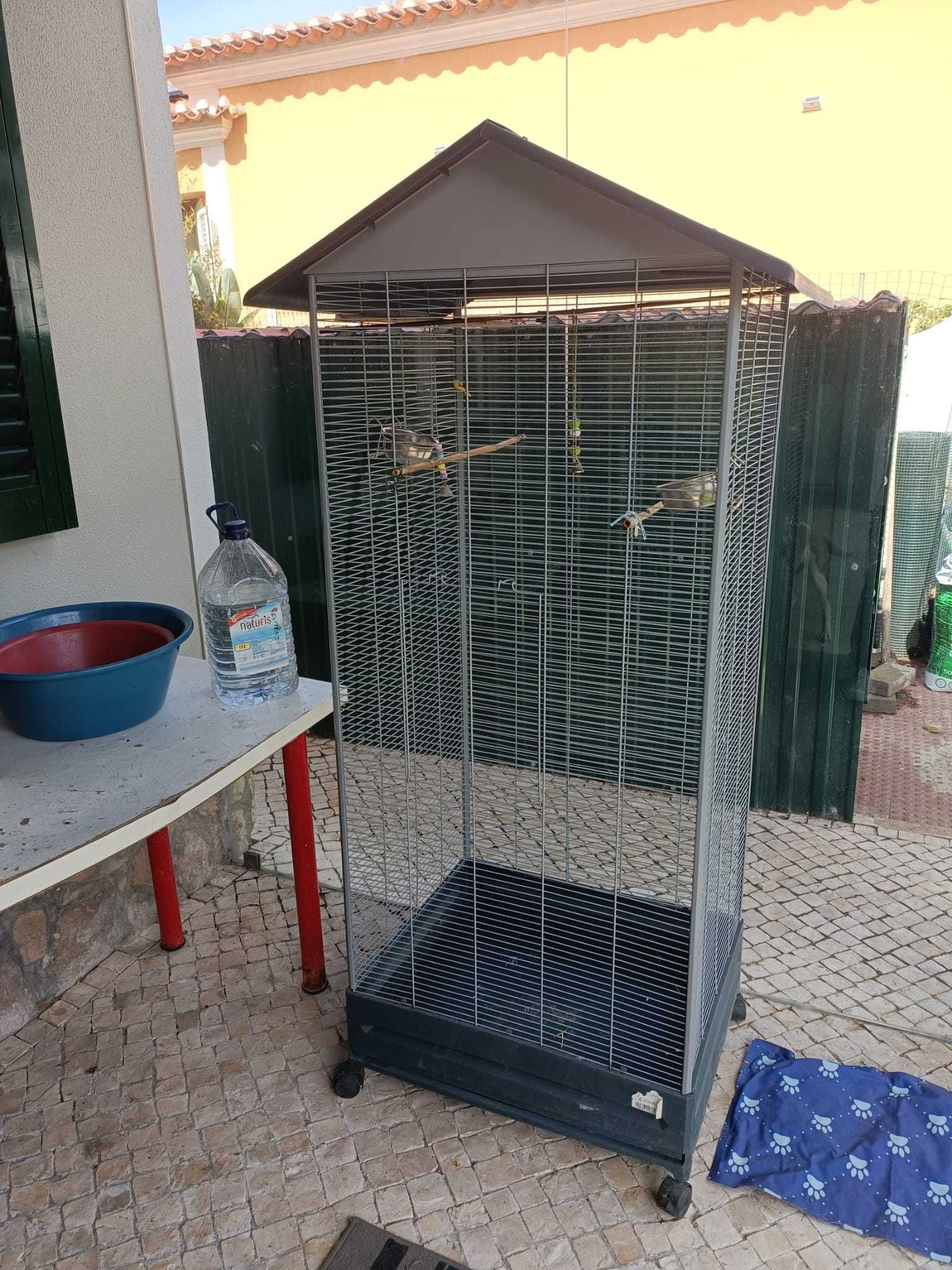 Gaiola grande para pássaros, caturras, ou papagaios.